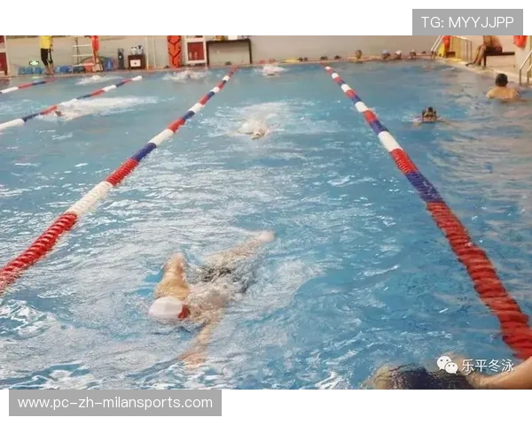 游泳运动员的划水节律如钟表般精准
